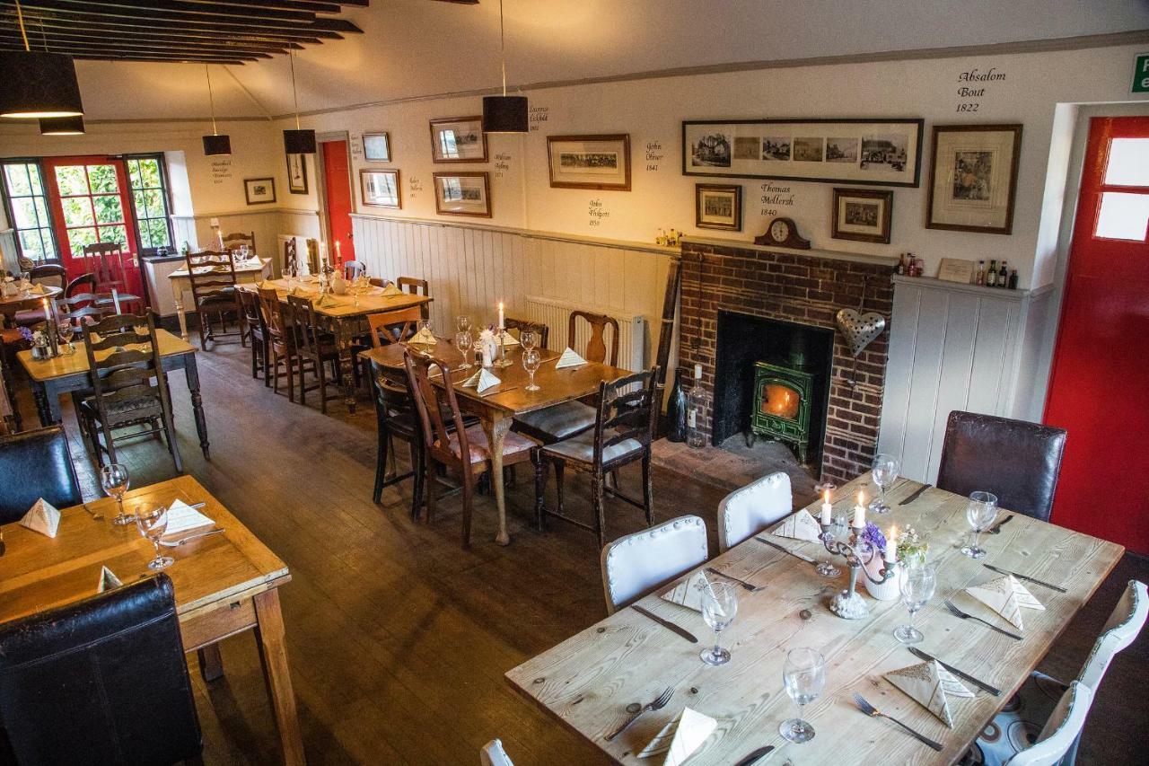 The Merry Harriers Bed and Breakfast Godalming Buitenkant foto